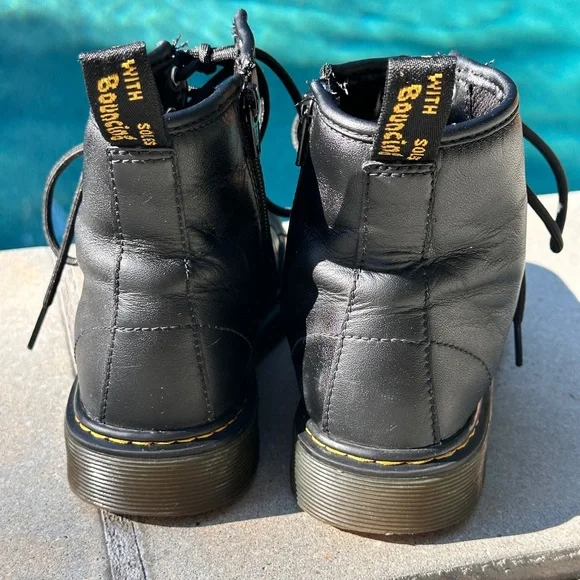 Dr. Martens Junior 1460 Unisex Black Leather Lace-Up Boots Size 3 - Picture 5 of 7